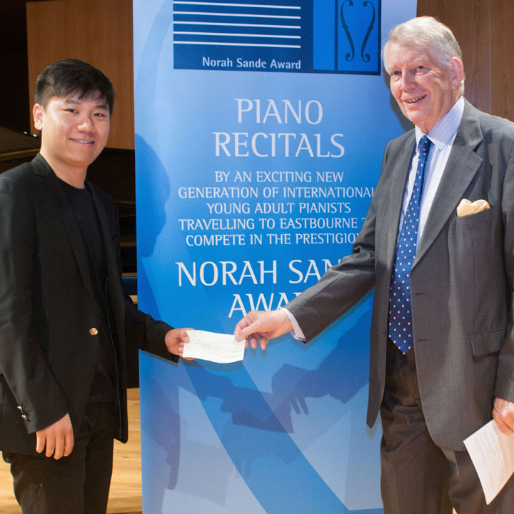 Bo Lyu receives winner's cheque at the 2018 Sande Award